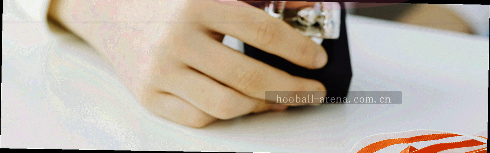 九块并排的深色矩形模块，边缘带荧光青柠描边的抽象入口示意